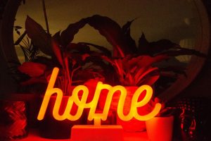 Decorar con luces de neón, una tendencia para iluminar tu casa